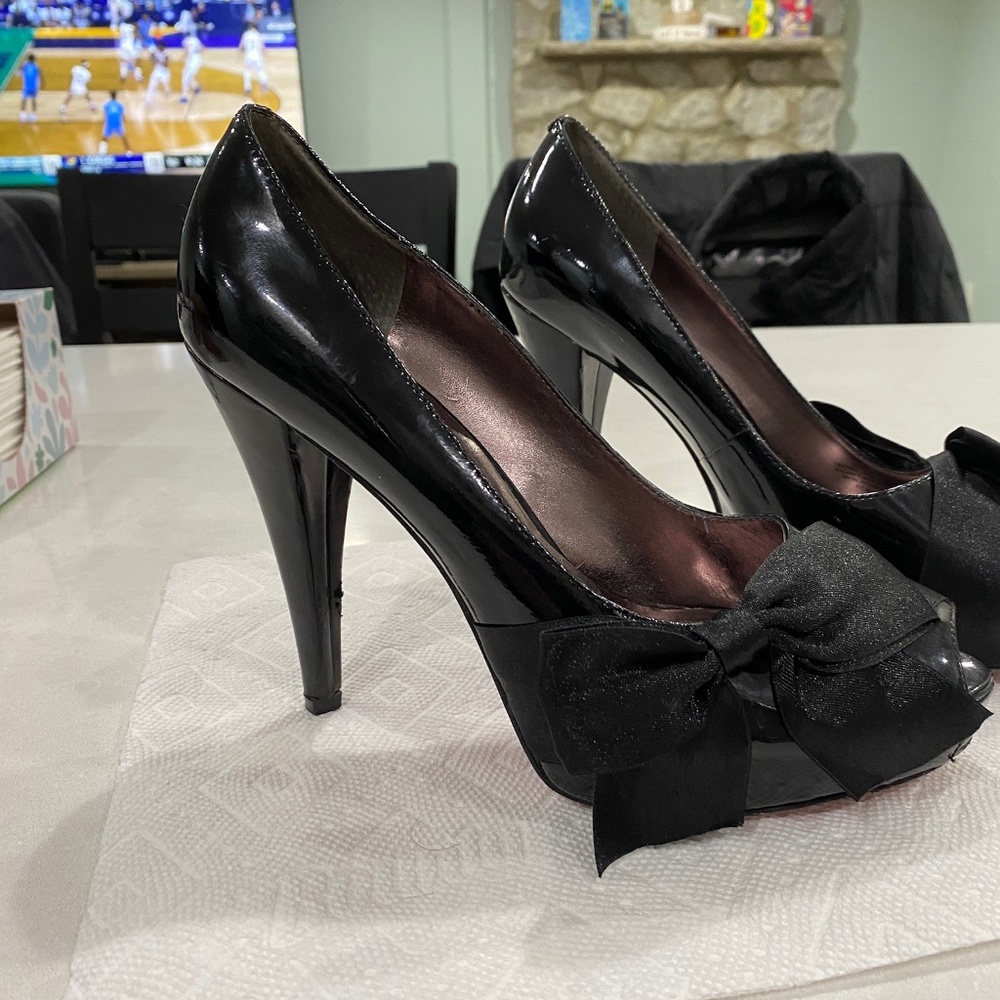 8 1/2 Paris Hilton heels with bow